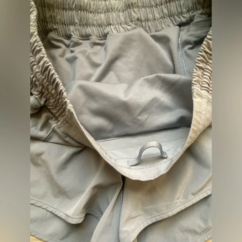 Lululemon Hotty Hot High-Rise Lined Short 2.5" in Rhino Grey ~ Size 8 - Picture 8 of 9
